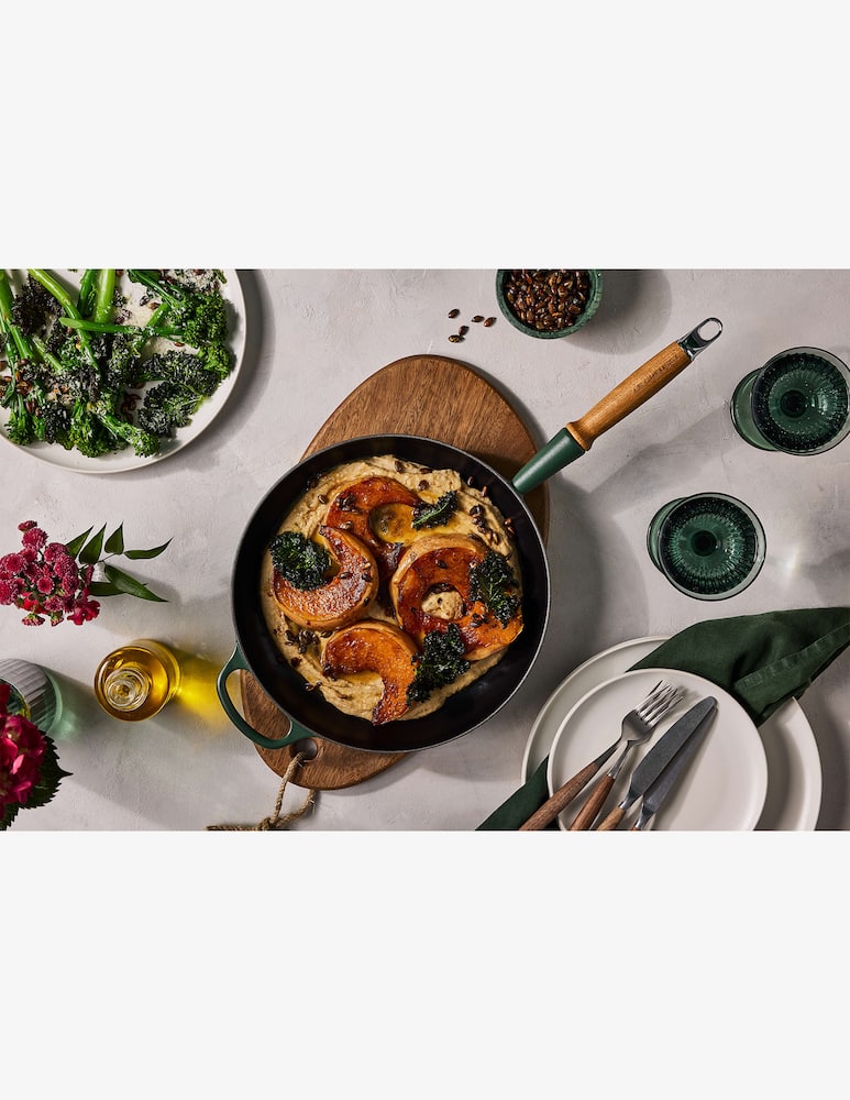 Le Creuset Frying Pan Wooden Handle 28cm - picture 2 Le Creuset Frying Pan Wooden Handle 28cm - picture 2