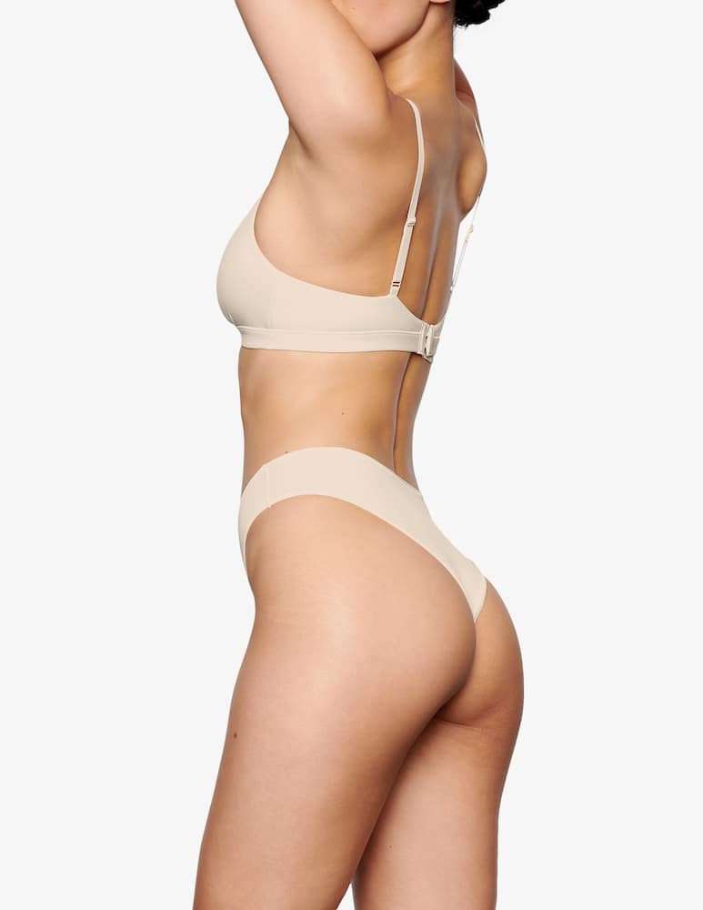 SKIMS Crossover triangle bralette - picture 3 SKIMS Crossover triangle bralette - picture 3