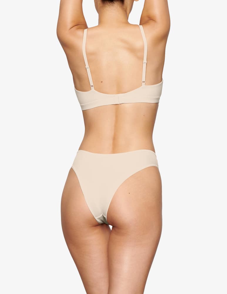 SKIMS Crossover triangle bralette - picture 4 SKIMS Crossover triangle bralette - picture 4