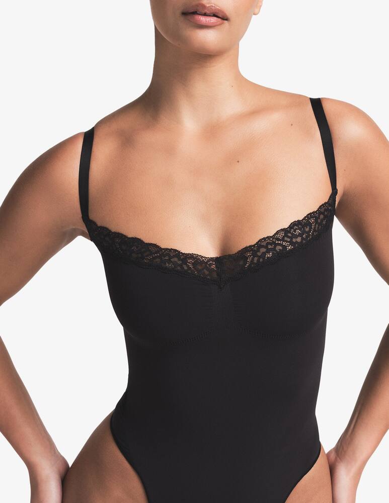 rinascente SKIMS Body in pizzo con perizoma
