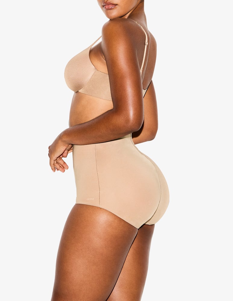 SKIMS Slip modellante con imbottitura sui glutei - immagine 3 SKIMS Slip modellante con imbottitura sui glutei - immagine 3