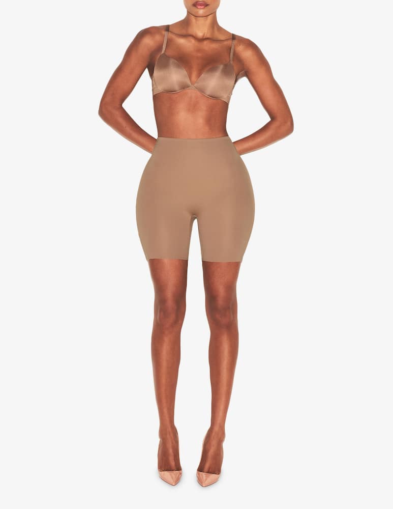 SKIMS Short modellante con imbottutura sui fianchi - immagine 4