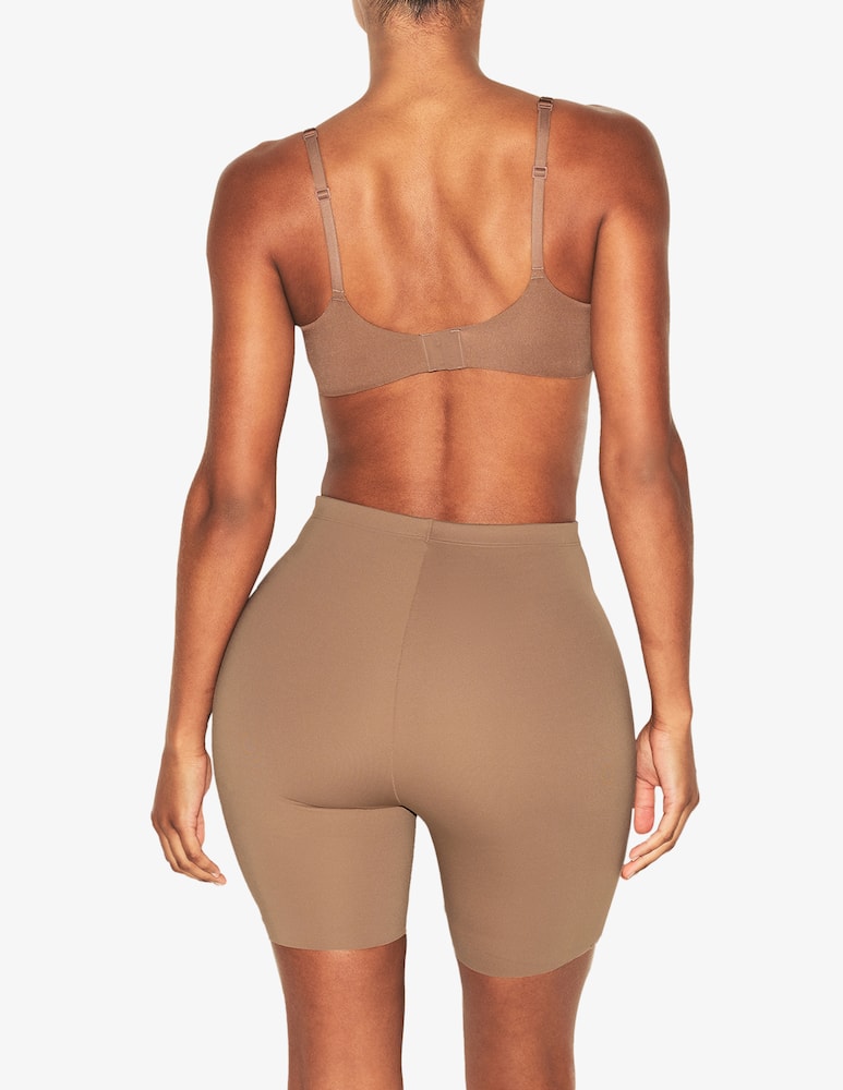 SKIMS Short modellante con imbottutura sui fianchi - immagine 3