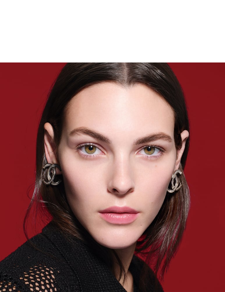 CHANEL N°1 DE CHANEL SIERO BRUME ALLA CAMELIA ROSSA - immagine 4 CHANEL N°1 DE CHANEL SIERO BRUME ALLA CAMELIA ROSSA - immagine 4
