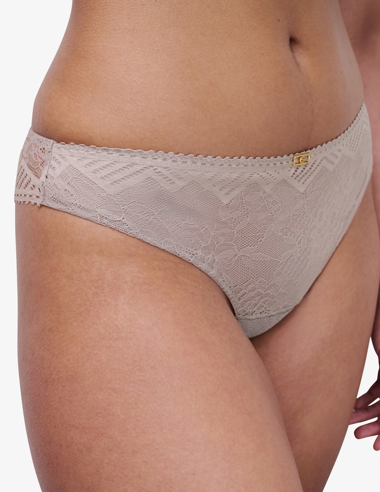 Chantelle Tanga in pizzo - immagine 4 Chantelle Tanga in pizzo - immagine 4
