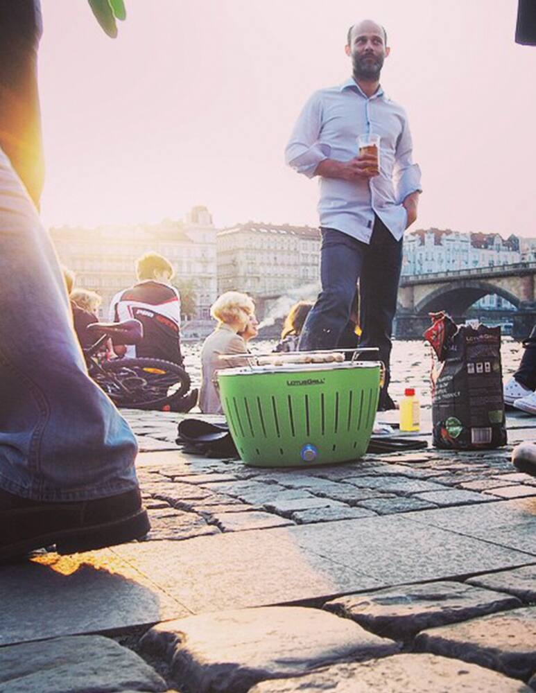 rinascente Lotusgrill Barbecue con batterie e cavo di alimentazione USB. - Verde