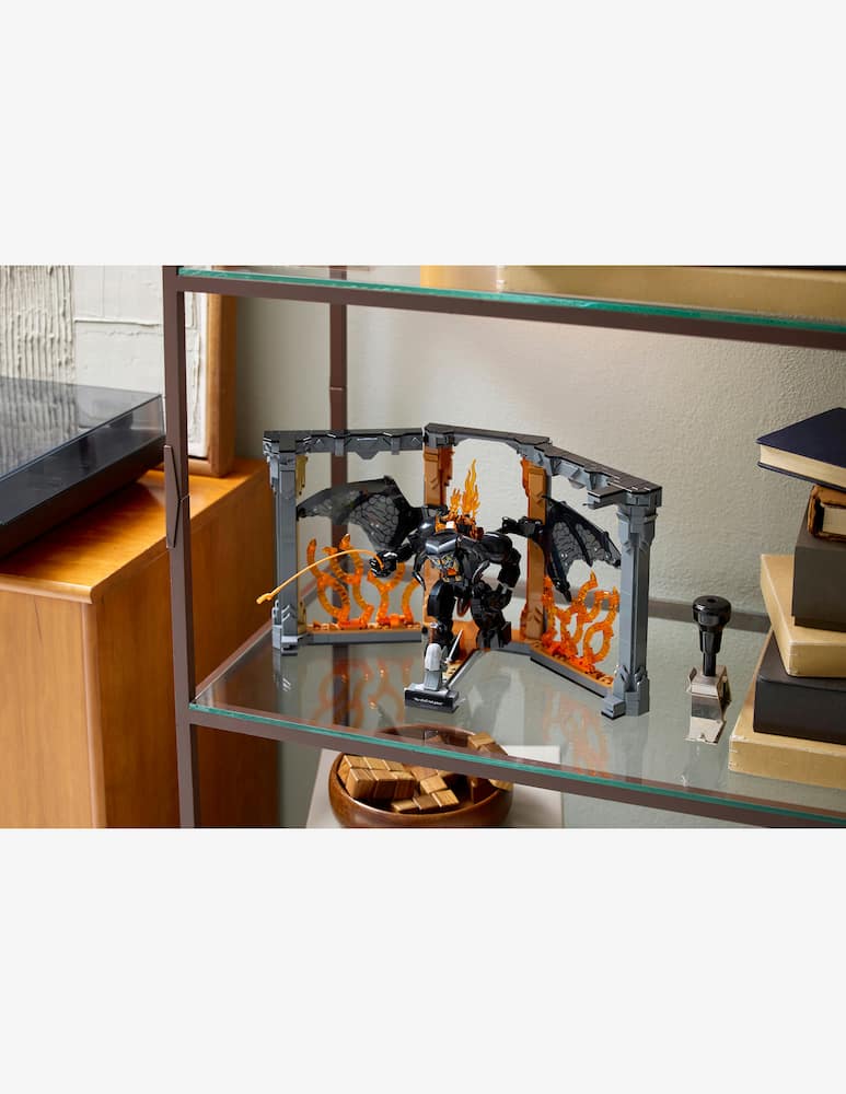 LEGO ICONS Il Signore degli Anelli: Book Nook del Balrog™ - immagine 3 LEGO ICONS Il Signore degli Anelli: Book Nook del Balrog™ - immagine 3