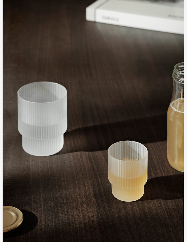 Ferm Living Ripple Bicchieri Set da 4 Satinati - immagine 2 Ferm Living Ripple Bicchieri Set da 4 Satinati - immagine 2