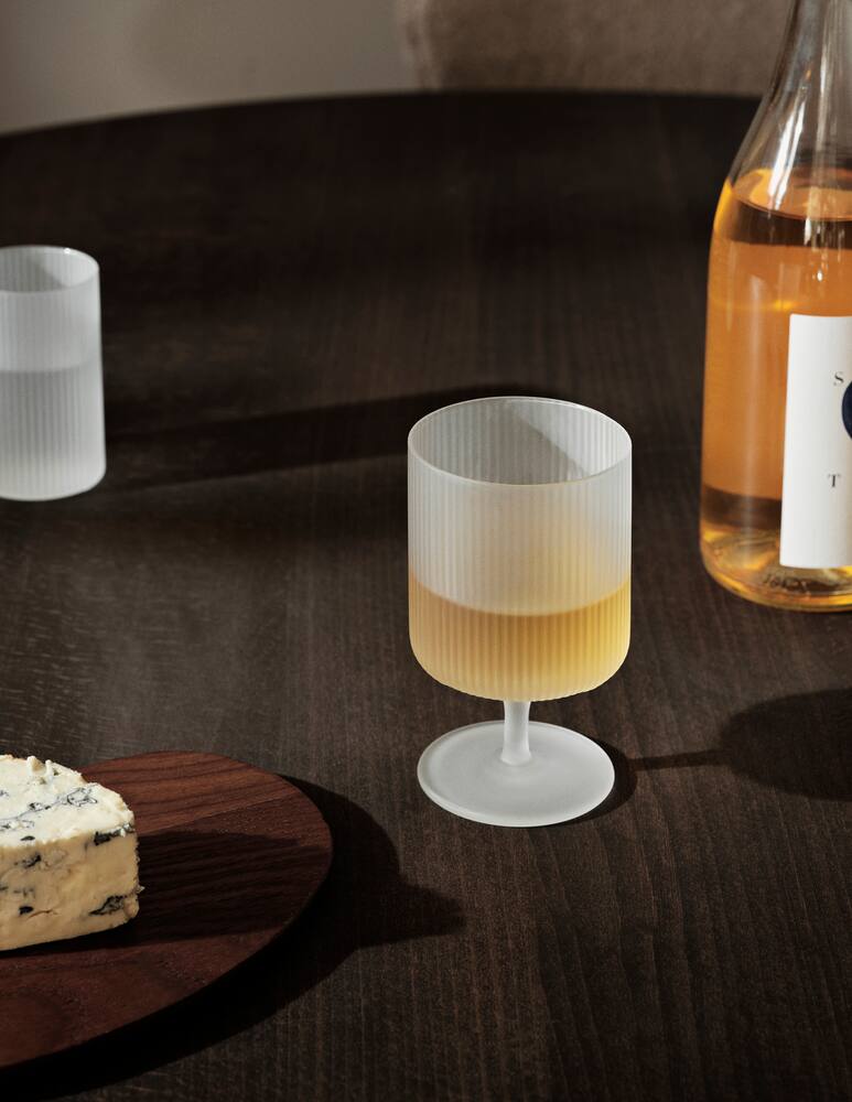 Ferm Living Ripple Bicchieri Vino- Set da 2 - Satinato - immagine 2 Ferm Living Ripple Bicchieri Vino- Set da 2 - Satinato - immagine 2