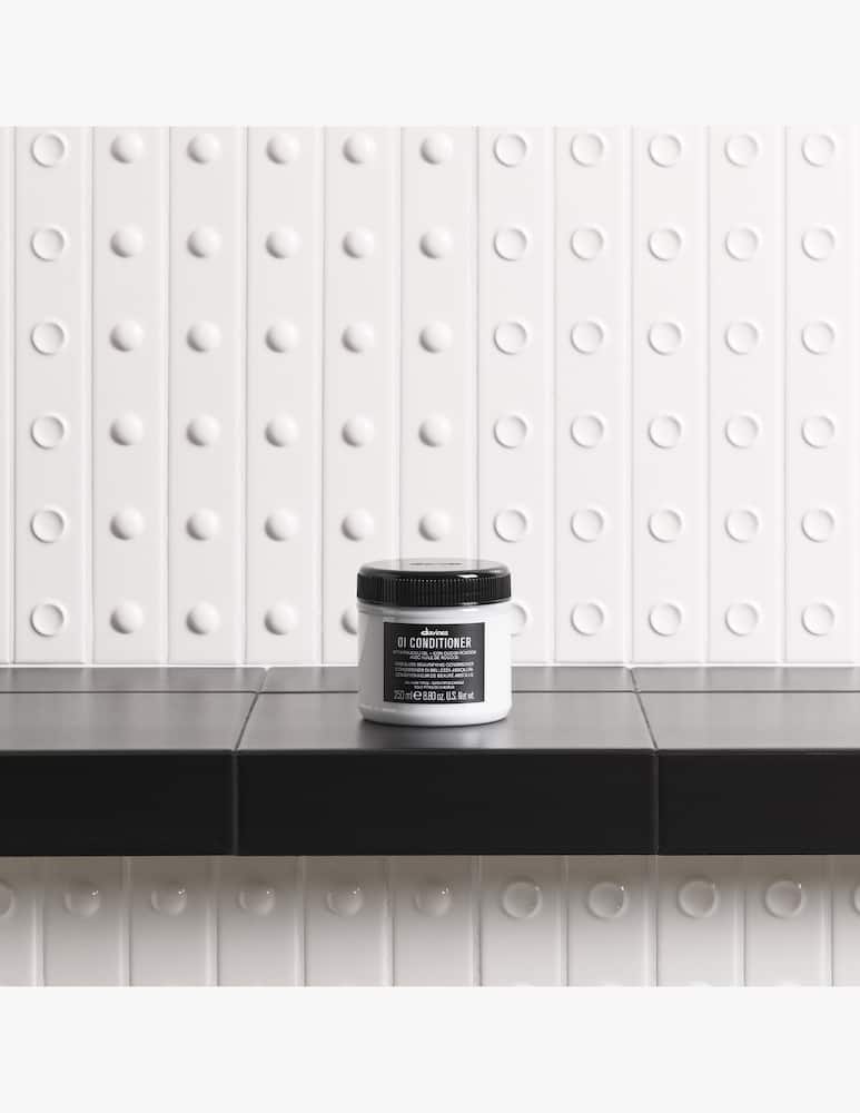 Davines OI Conditioner - immagine 3 Davines OI Conditioner - immagine 3