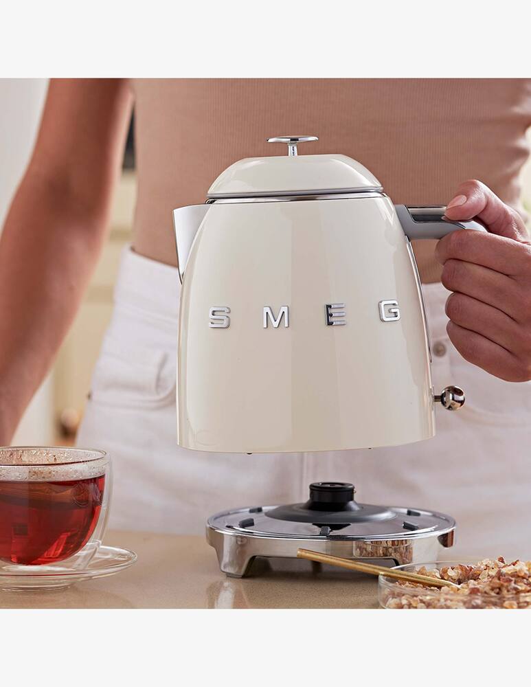 Smeg Mini Kettle 50'S Style Glossy Cream - picture 6 Smeg Mini Kettle 50'S Style Glossy Cream - picture 6