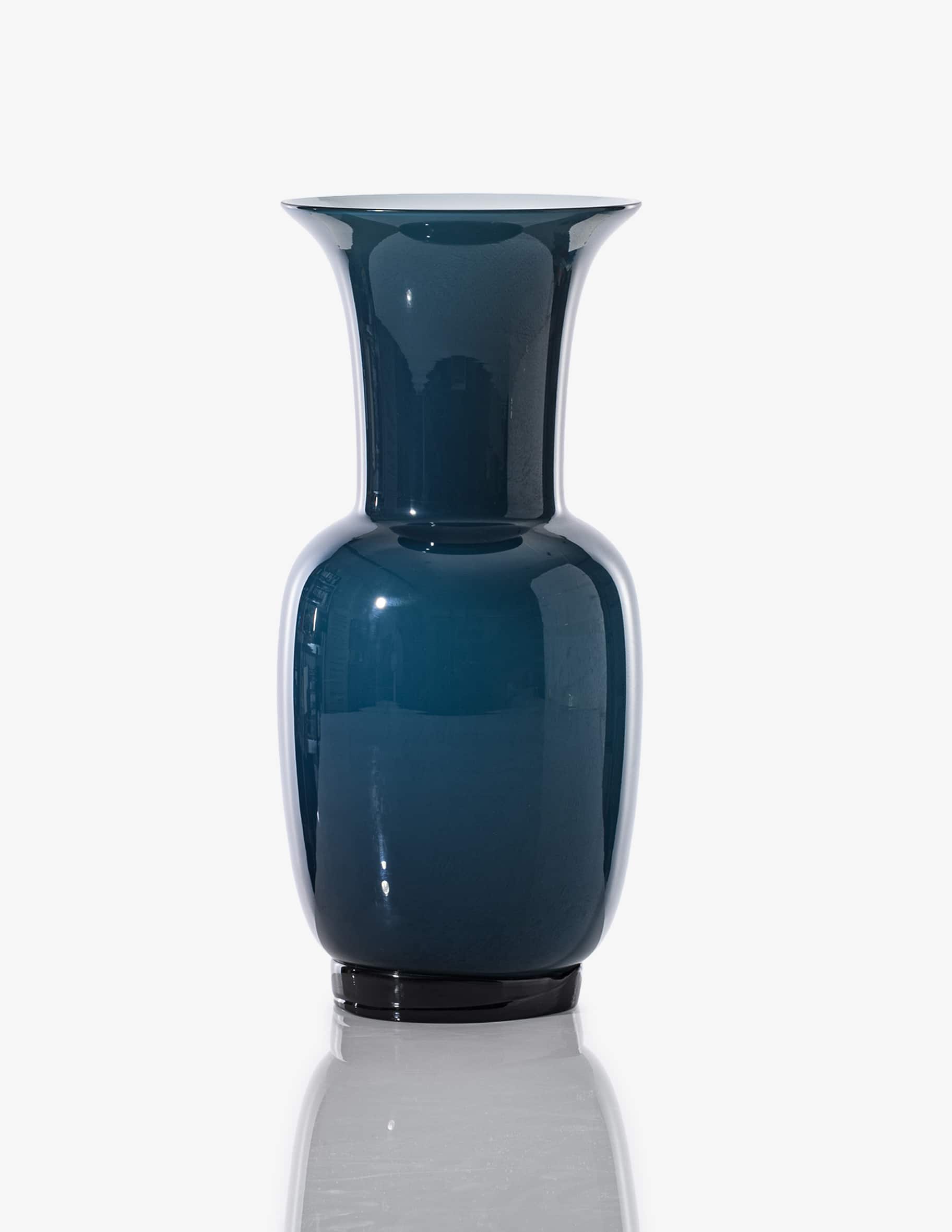 Vaso Opalino Nero 706.22 della collezione Venini in vetro di Murano. Pregiati vetri d'arte e arredamento raffinato. | 1860