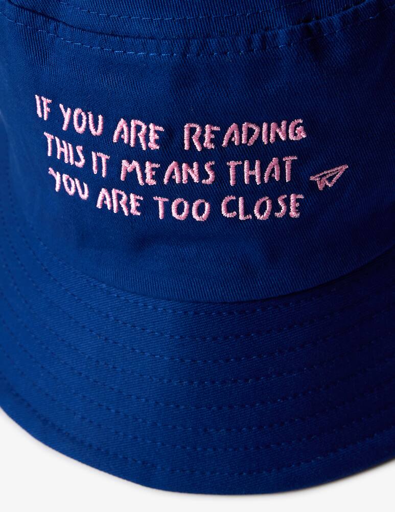 rinascente Linea Daria Cappello bucket con scritta