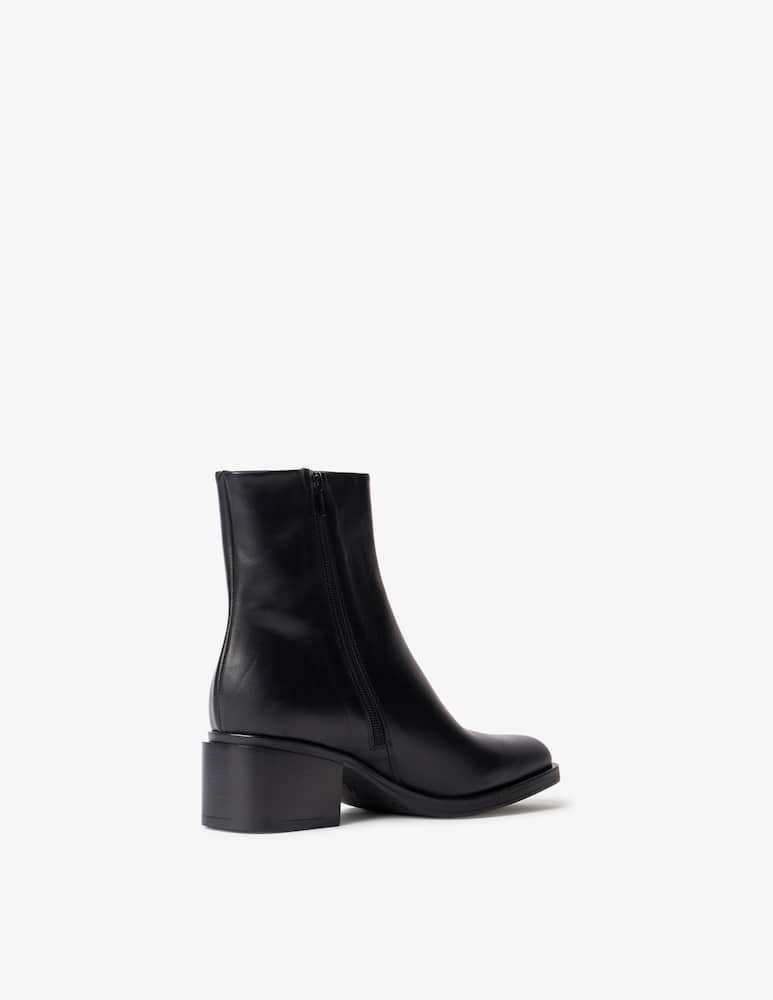 rinascente Strategia Ankle bootie with square toe