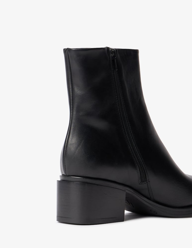 rinascente Strategia Ankle bootie with square toe