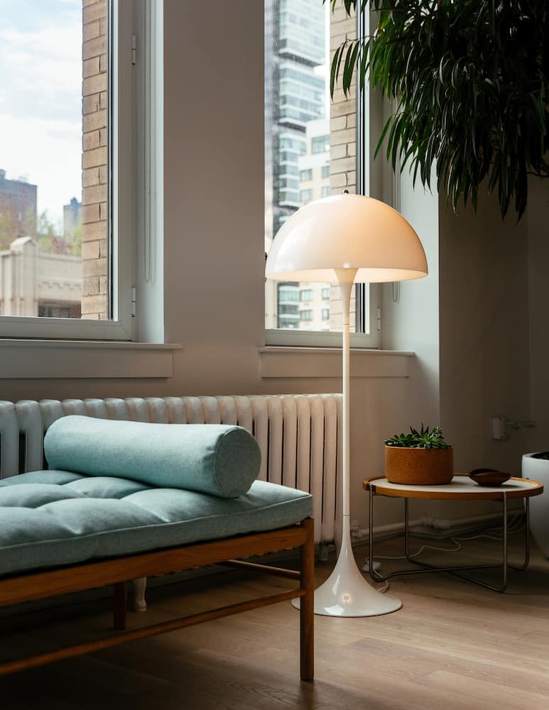 Louis Poulsen Floor lamp Panthella - White - picture 2 Louis Poulsen Floor lamp Panthella - White - picture 2