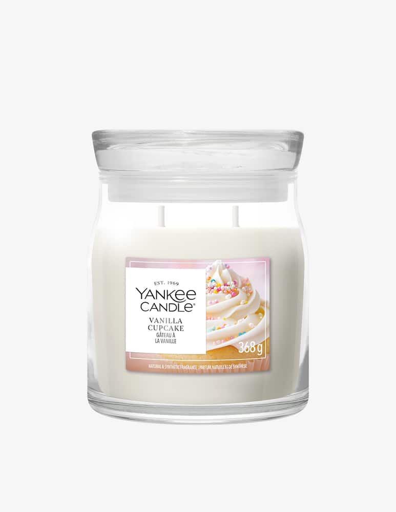 Yankee Candle Medium Jar Signature Vanilla Cupcake - picture 1 Yankee Candle Medium Jar Signature Vanilla Cupcake - picture 1