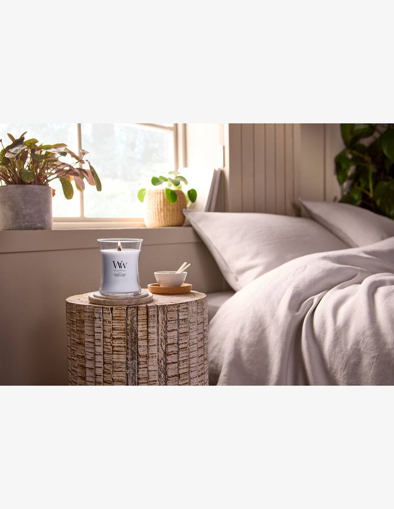 Woodwick Medium Lavender & Cedar Candle - picture 2 Woodwick Medium Lavender & Cedar Candle - picture 2