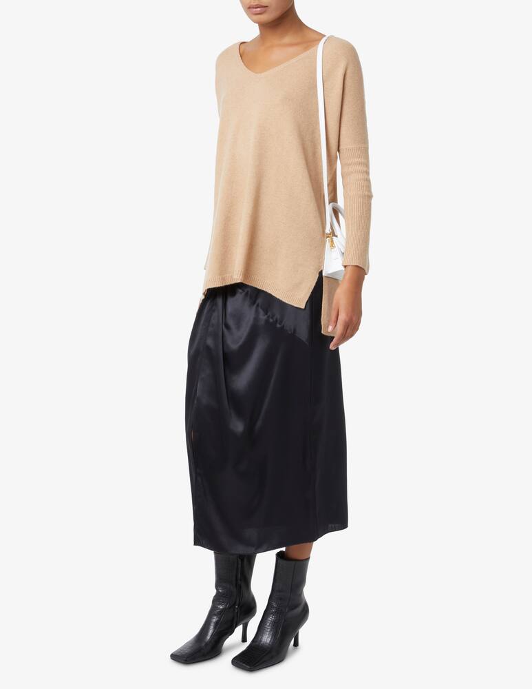 Brodie Cashmere V-neck sweater with ribbed sleeves - Beige - picture 2 Brodie Cashmere V-neck sweater with ribbed sleeves - Beige - picture 2