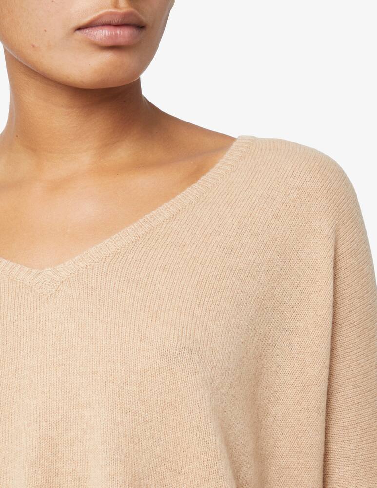 Brodie Cashmere V-neck sweater with ribbed sleeves - Beige - picture 4 Brodie Cashmere V-neck sweater with ribbed sleeves - Beige - picture 4