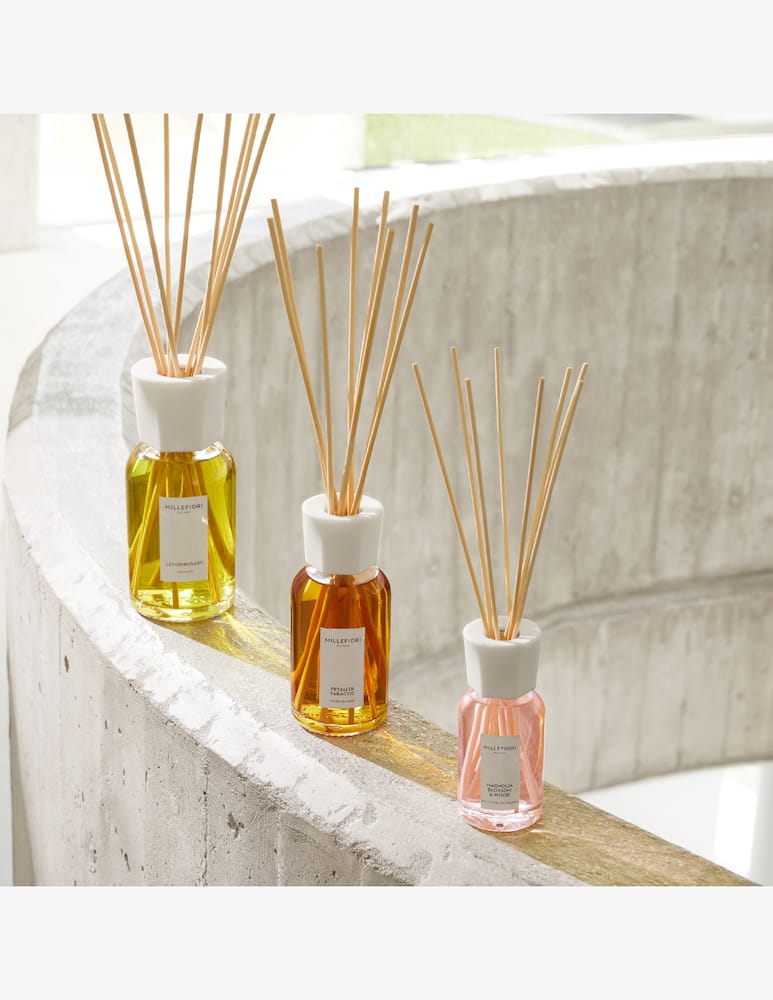 Millefiori Milano Diffusore a bastoncini 500 ml Lemongrass - immagine 4 Millefiori Milano Diffusore a bastoncini 500 ml Lemongrass - immagine 4