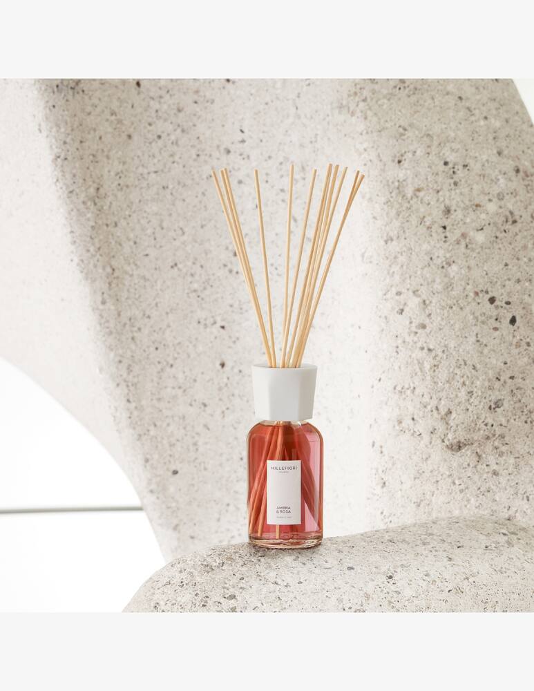 Millefiori Milano Diffusore a bastoncini 100 ml Ambra & Rosa - immagine 4 Millefiori Milano Diffusore a bastoncini 100 ml Ambra & Rosa - immagine 4