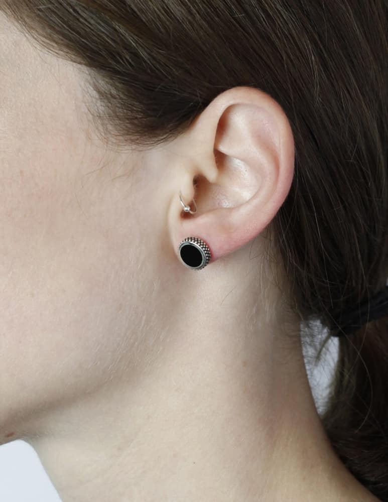 NOVE25 Earring singolo lobo puntinato smalto nero - picture 2 NOVE25 Earring singolo lobo puntinato smalto nero - picture 2