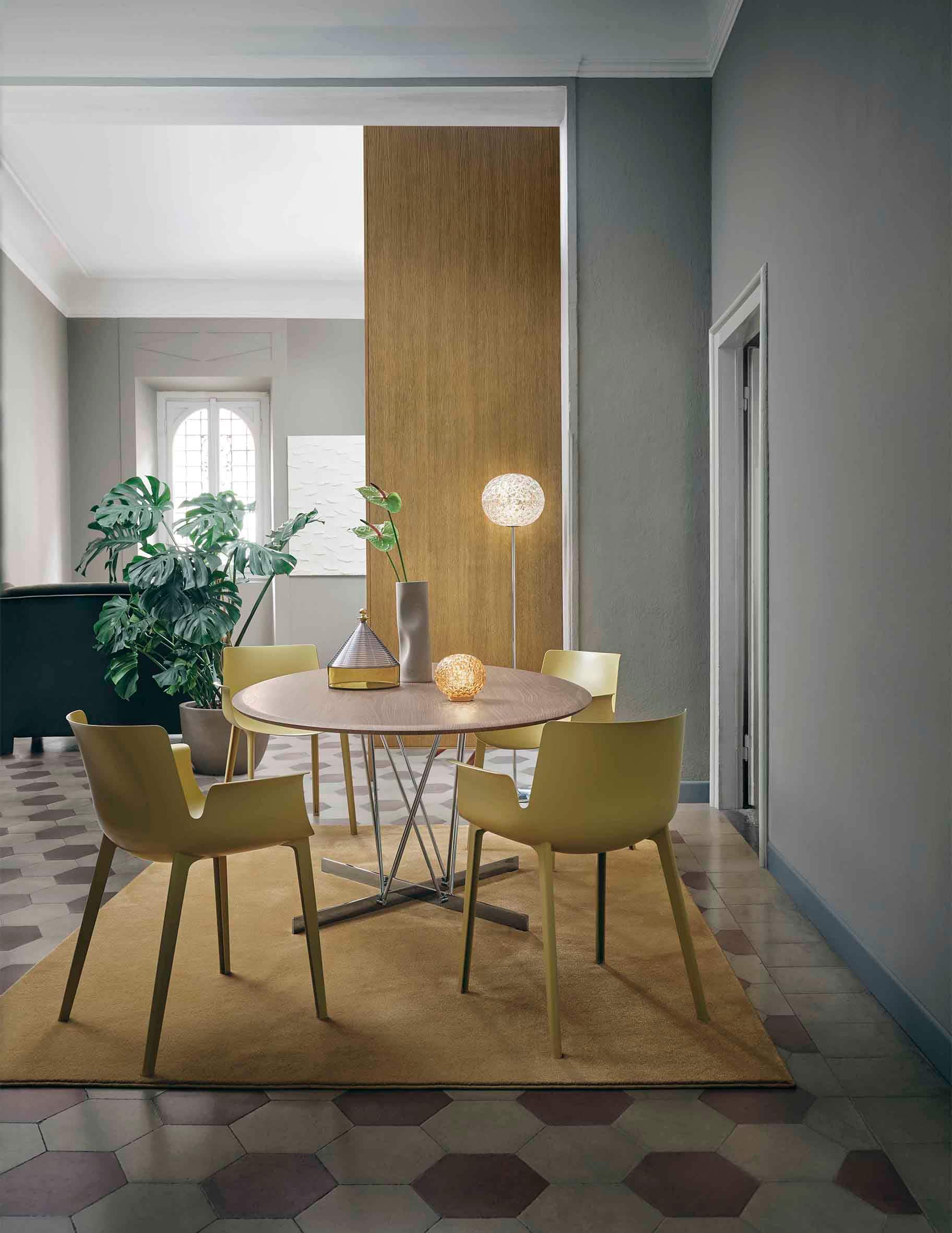 Shop Kartell Planet h 130cm floor lamp on Rinascente