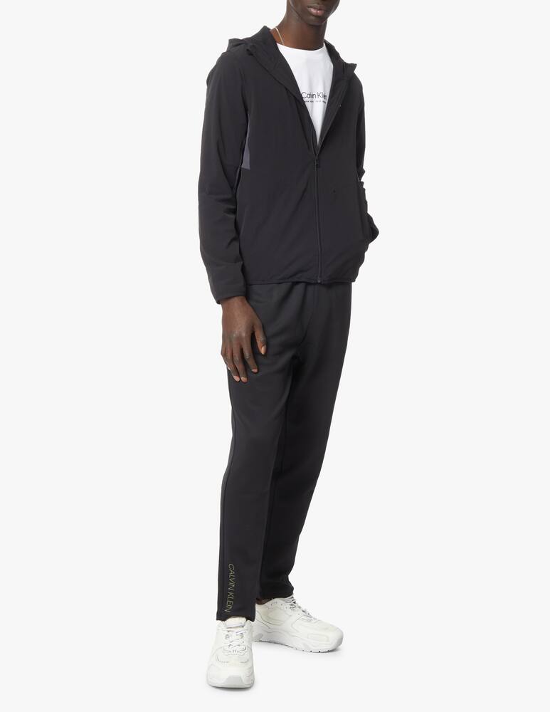 Calvin Klein Giacca con cappuccio antivento essential - nero - immagine 2 Calvin Klein Giacca con cappuccio antivento essential - nero - immagine 2