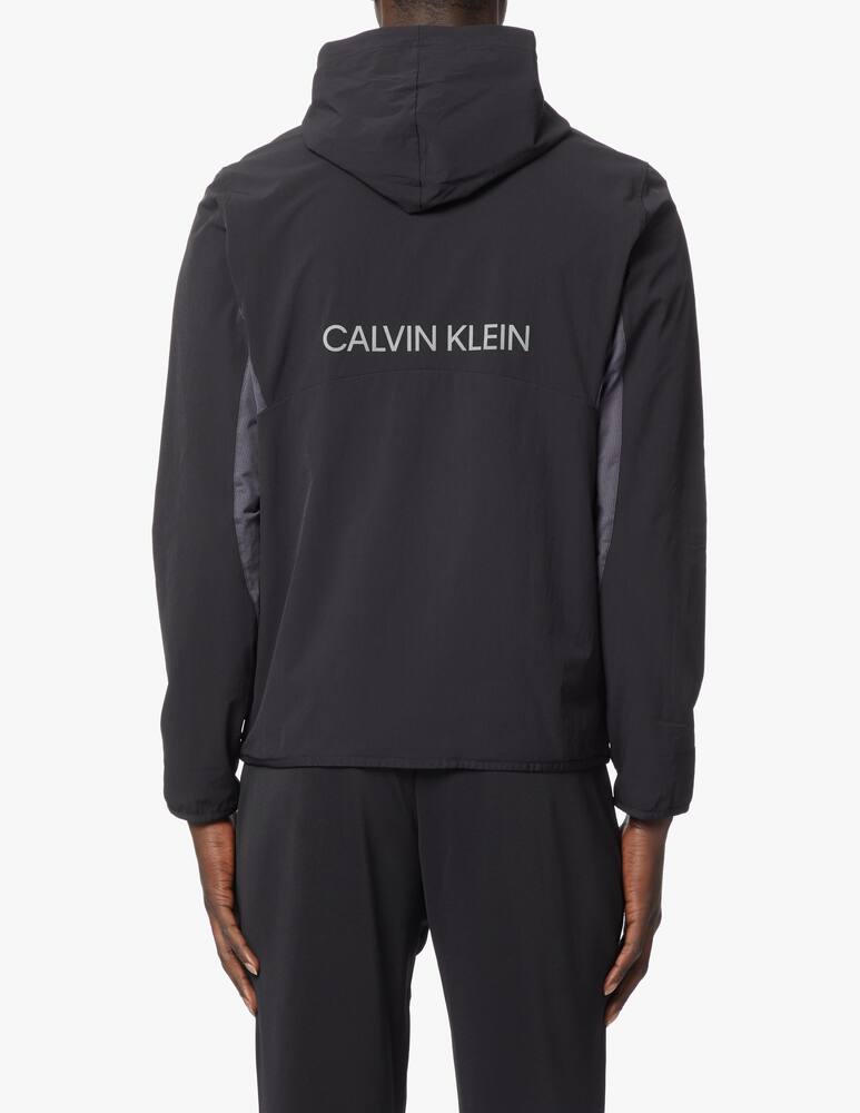 Calvin Klein Giacca con cappuccio antivento essential - nero - immagine 3 Calvin Klein Giacca con cappuccio antivento essential - nero - immagine 3
