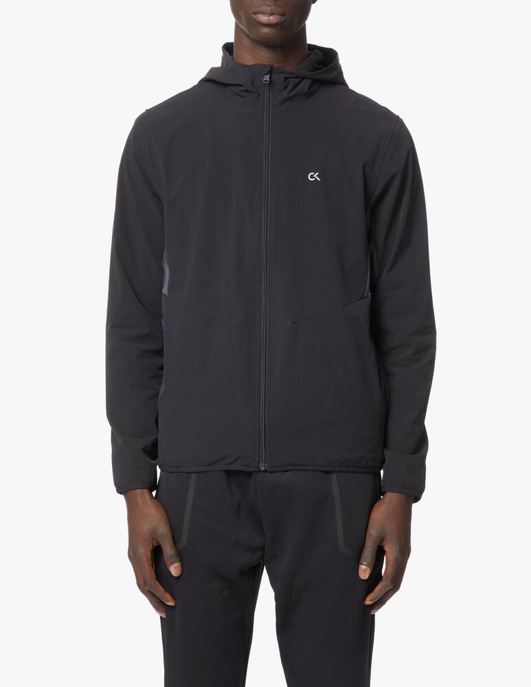 Calvin Klein Giacca con cappuccio antivento essential - nero - immagine 1 Calvin Klein Giacca con cappuccio antivento essential - nero - immagine 1