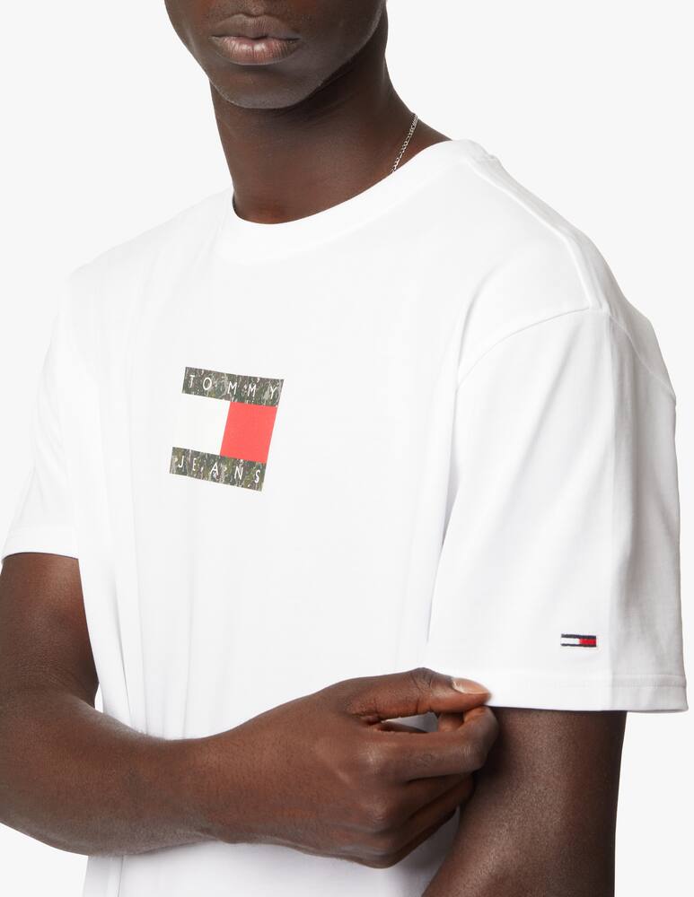 Tommy Jeans T-shirt con distintivo tommy - immagine 5 Tommy Jeans T-shirt con distintivo tommy - immagine 5
