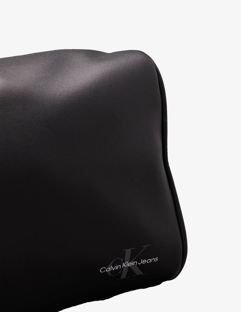 Calvin Klein Jeans Monogram soft washbag - immagine 3 Calvin Klein Jeans Monogram soft washbag - immagine 3
