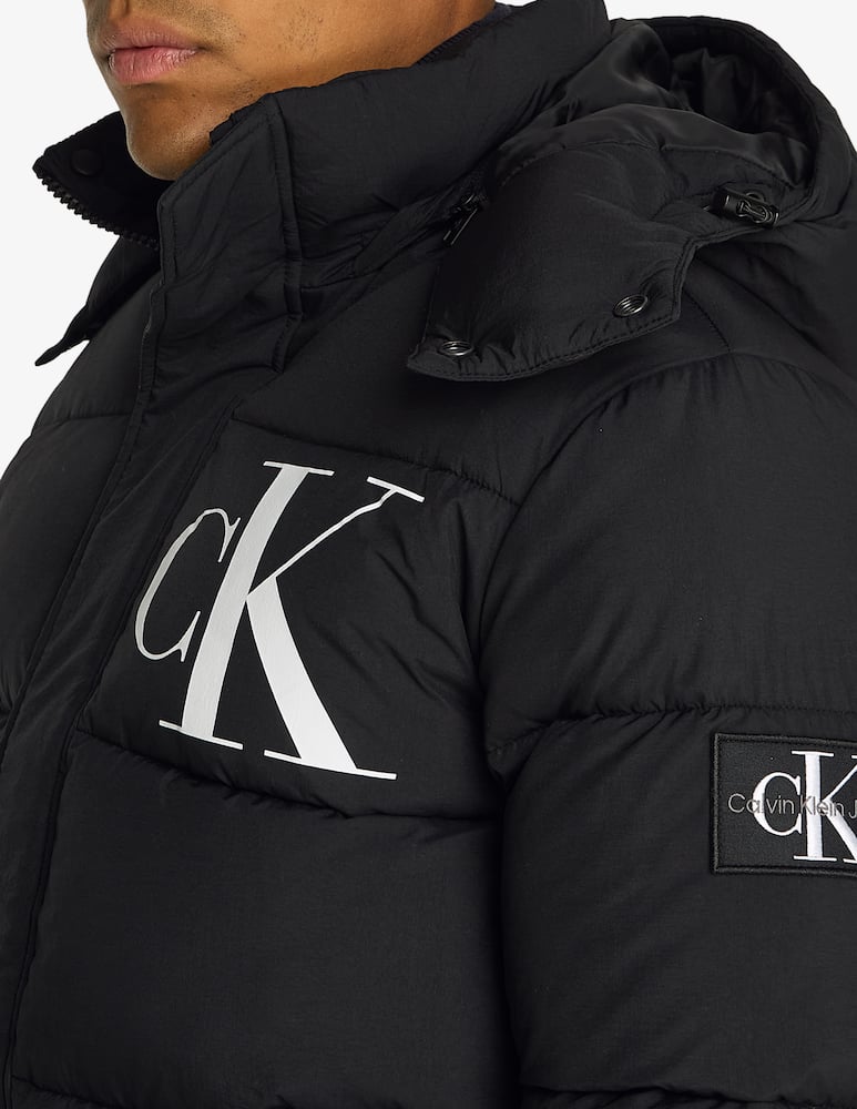 Calvin Klein Jeans Giacca puffer con cappuccio e logo laterale - immagine 3 Calvin Klein Jeans Giacca puffer con cappuccio e logo laterale - immagine 3
