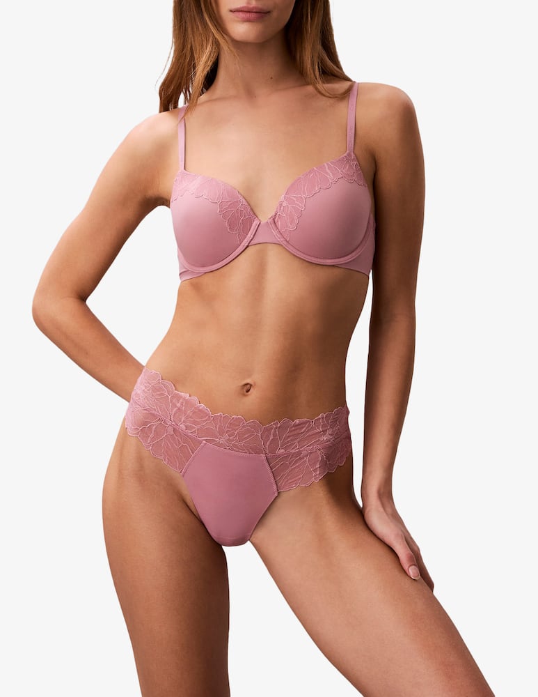 Calvin Klein Lace detail thong - picture 2 Calvin Klein Lace detail thong - picture 2